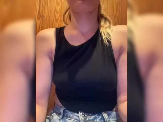 11ADRENALINE11 on BongaCams 