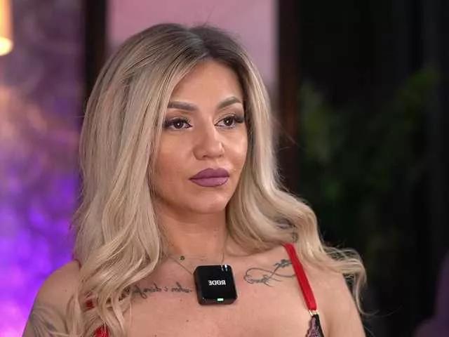 Join sexy slut AlmaVelia AlmaVelia from BongaCams