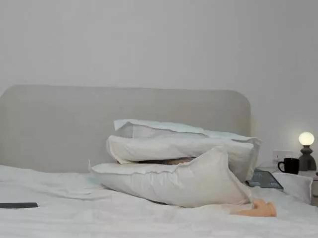 Cinnamon-Lips on BongaCams 
