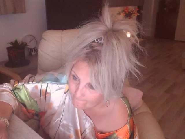 Offline DivineBlond on BongaCams