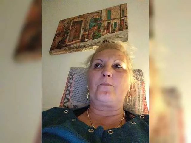 Offline DivineBlond on BongaCams