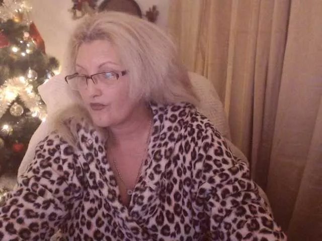 Offline DivineBlond on BongaCams