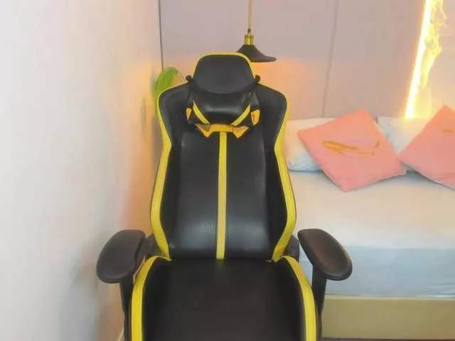 emma-topless on BongaCams