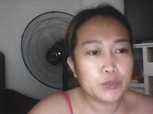 Kissmebabe143 on BongaCams 