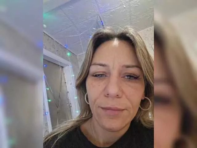 Offline krisred on BongaCams