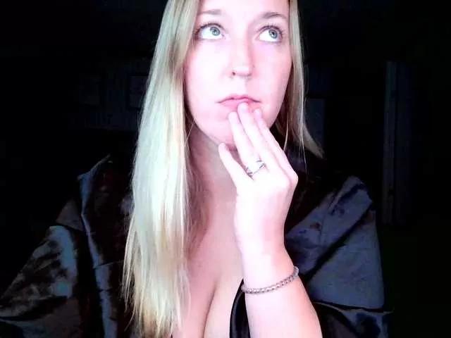 lucyallen4201 on BongaCams 