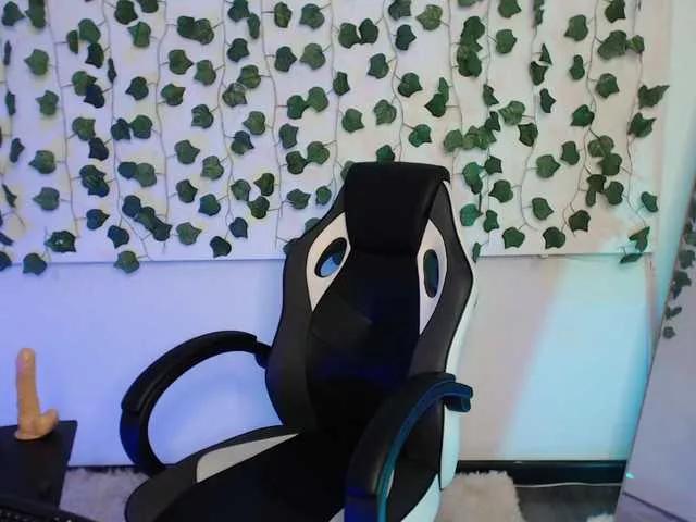 Maddisnow1 on BongaCams