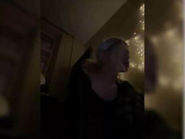 weeb-queen on BongaCams 