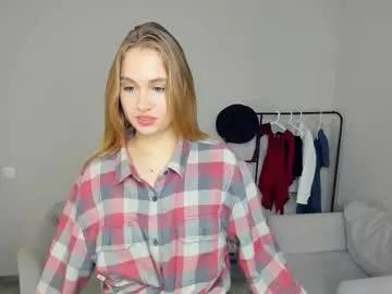 Freechat tilliecristello on Chaturbate