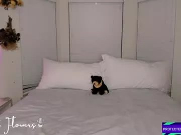 Freechat violetttflowers on Chaturbate