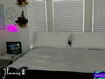 Freechat violetttflowers on Chaturbate