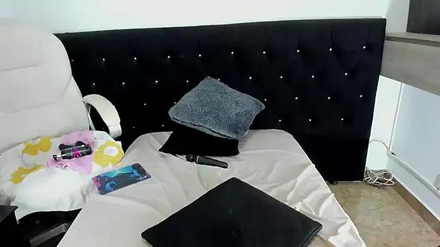 Freechat cristaaalclocks1 on StripChat