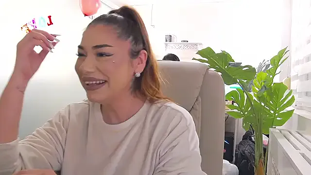 StripChat EllaXBella is Freechat EllaXBella — Naughty tease