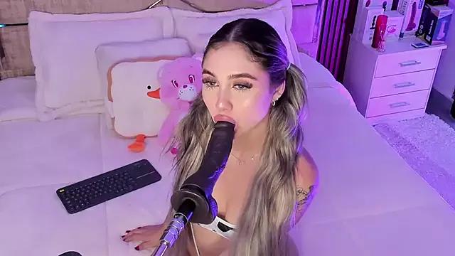 EmiilyHendriixx on StripChat 