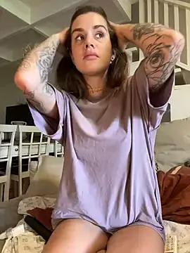 EmiliaCatalina on StripChat 
