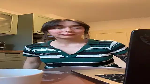 Freechat emiliasommer on StripChat