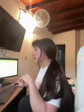 Freechat emiliasommer on StripChat