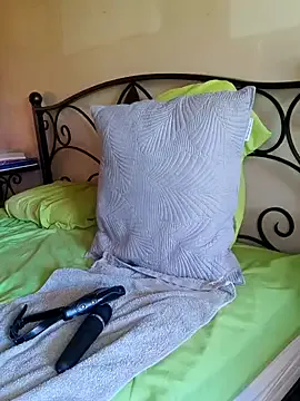 emiliemilf — Topless dehors