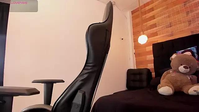 Checkout Emily_brown04, zie wants to masturbate for you Emily_brown04 from StripChat