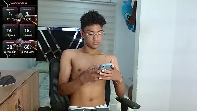 Freechat harrytwink18 on StripChat