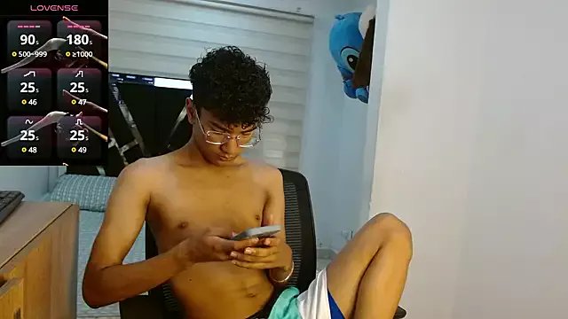 Freechat harrytwink18 on StripChat