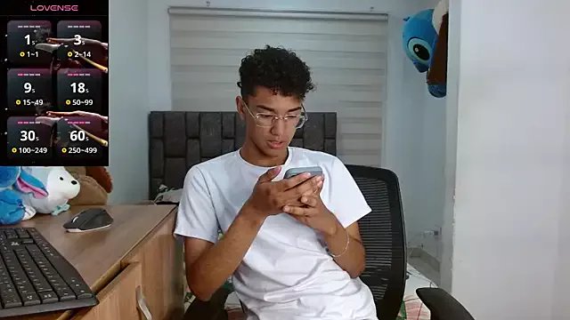 Freechat harrytwink18 on StripChat