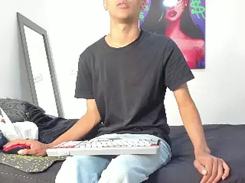 Freechat harrytwink18 on StripChat