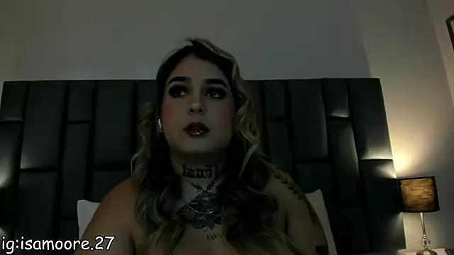 IsaaMoore on StripChat 