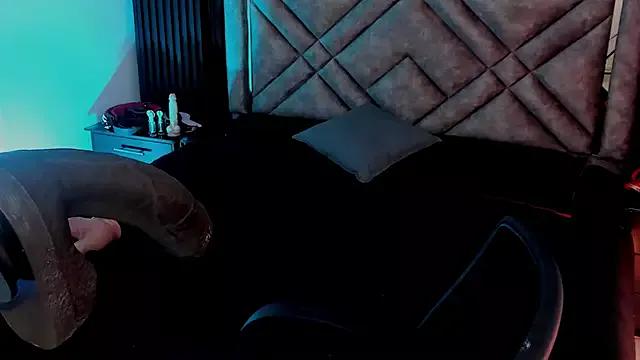 Freechat Issafoxx on StripChat