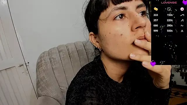 Freechat kanela3434 on StripChat