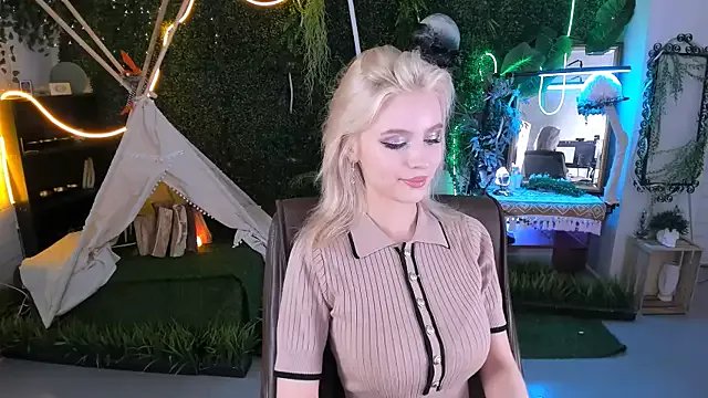 Freechat LeonaStane on StripChat