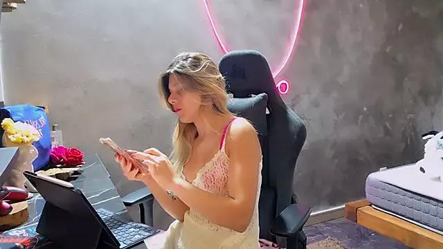 Freechat LeylaRosse on StripChat