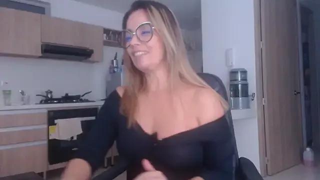 Freechat LovePaula on StripChat