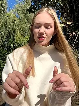 MilaMoone on StripChat