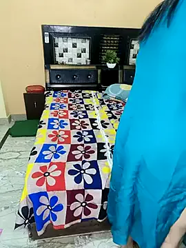 PRIYA_22 on StripChat