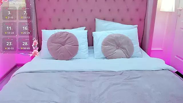 Freechat SaintLora on StripChat