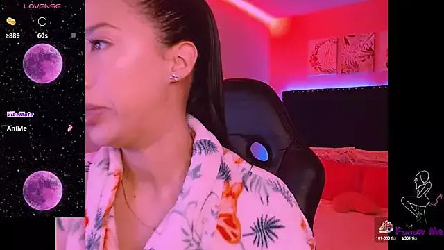 SallyWhitee on StripChat 