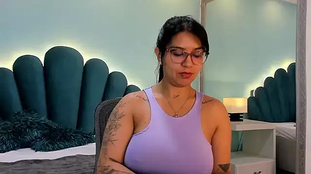 Freechat sharlott18 on StripChat