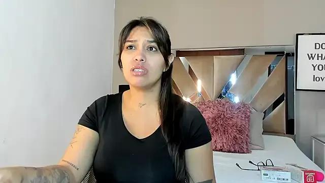 Freechat sharlott18 on StripChat