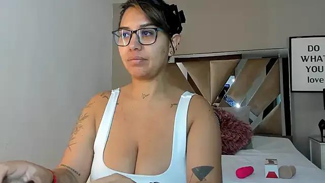 Freechat sharlott18 on StripChat