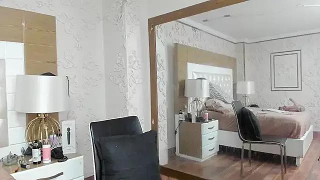 TaraaHot on StripChat 