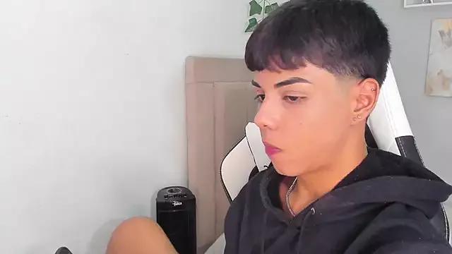 Discover sweet camwhore Thomas_wil Thomas_wil from StripChat